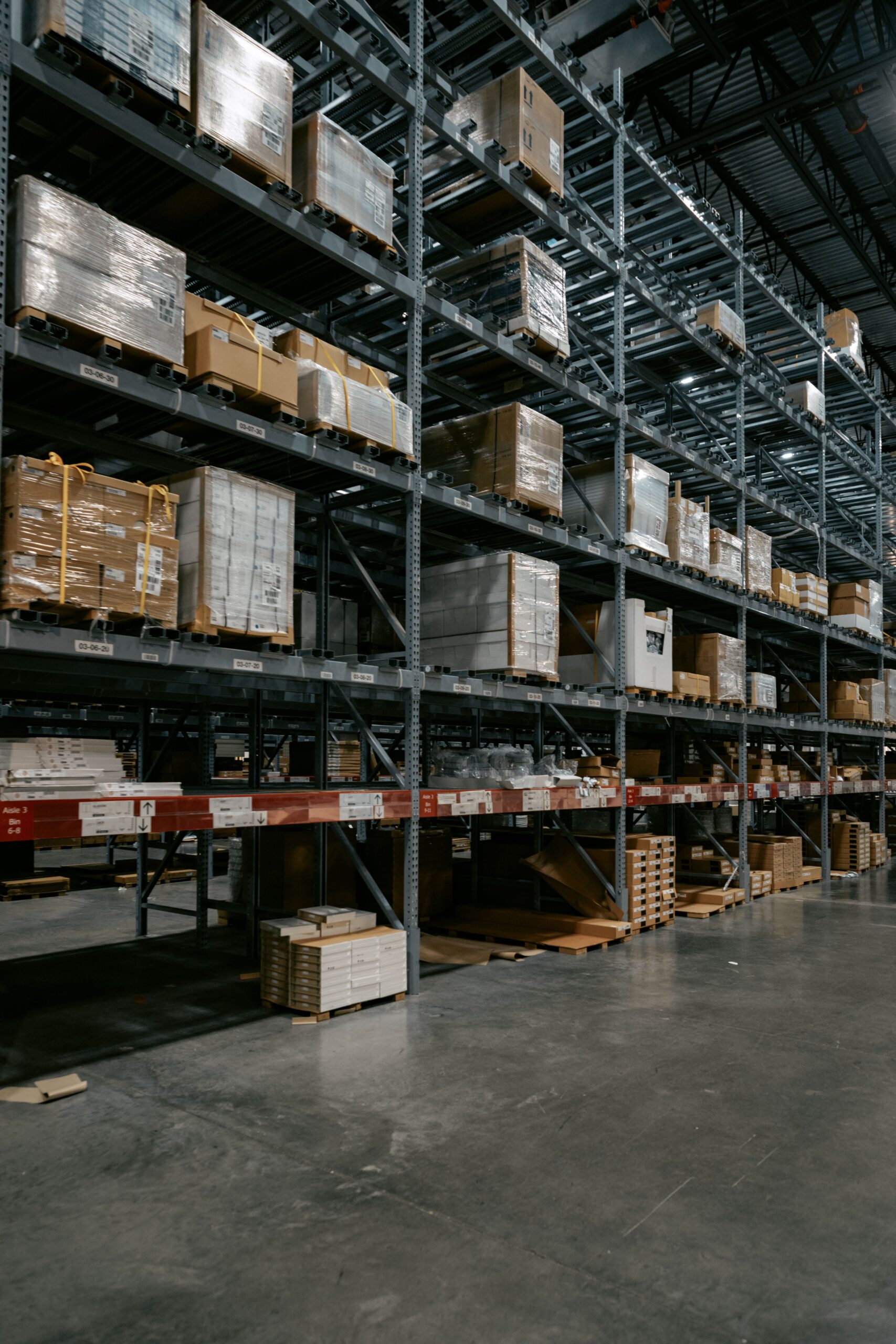 Structural pallet rack in a warehouse